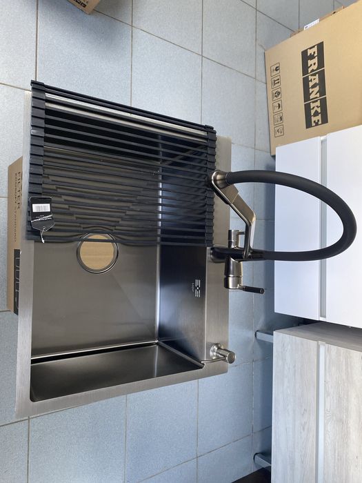 Кухонна мийка. Нержавіюча сталь.