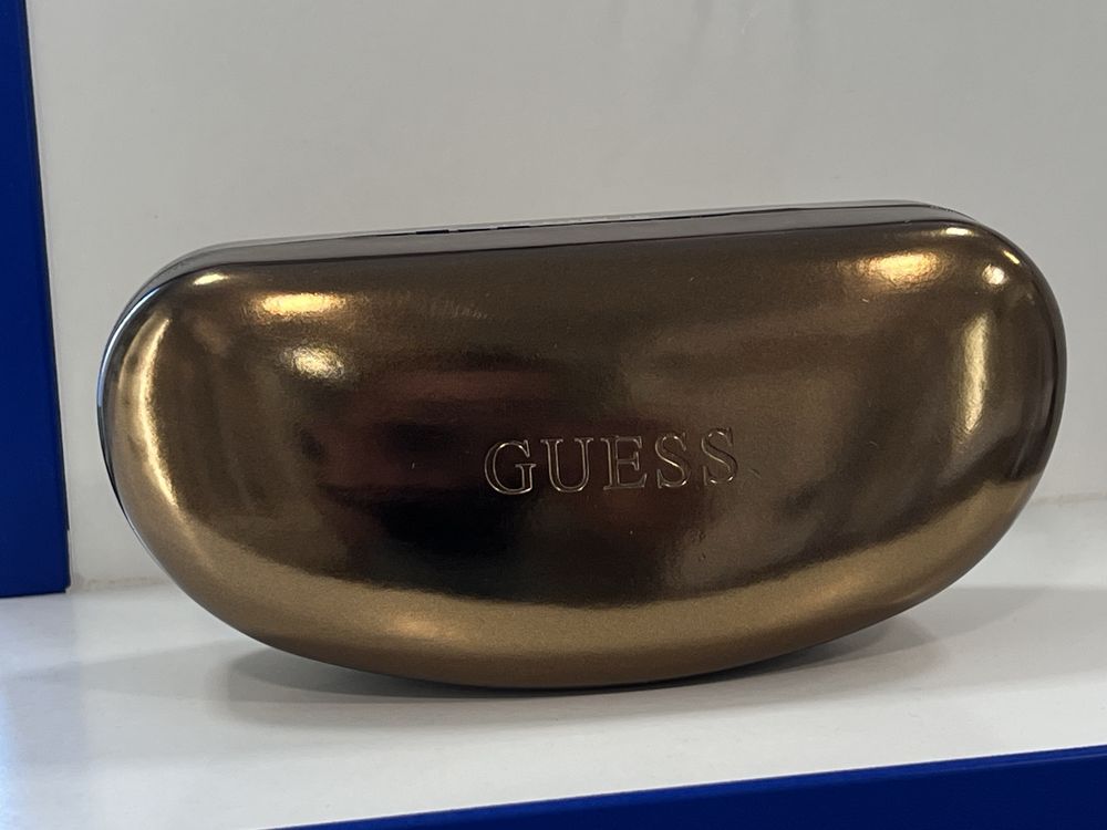 Футляр для сонцезахисних окулярів Guess