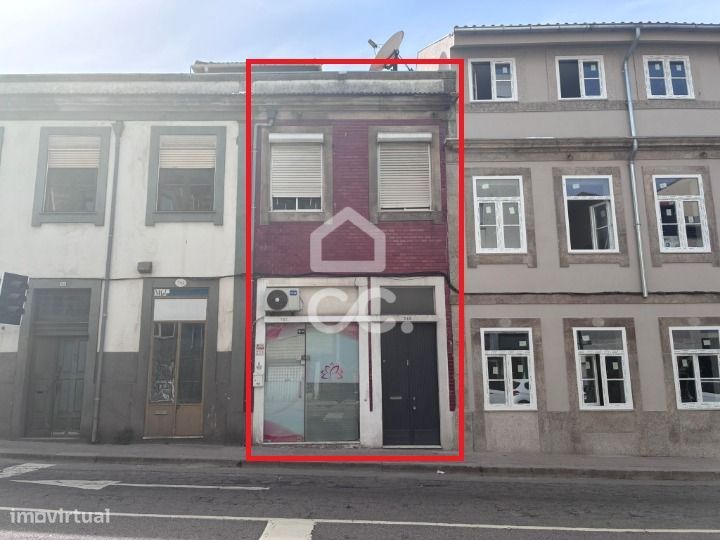 Prédio de dois pisos e águas furtadas - habitacional e comércio