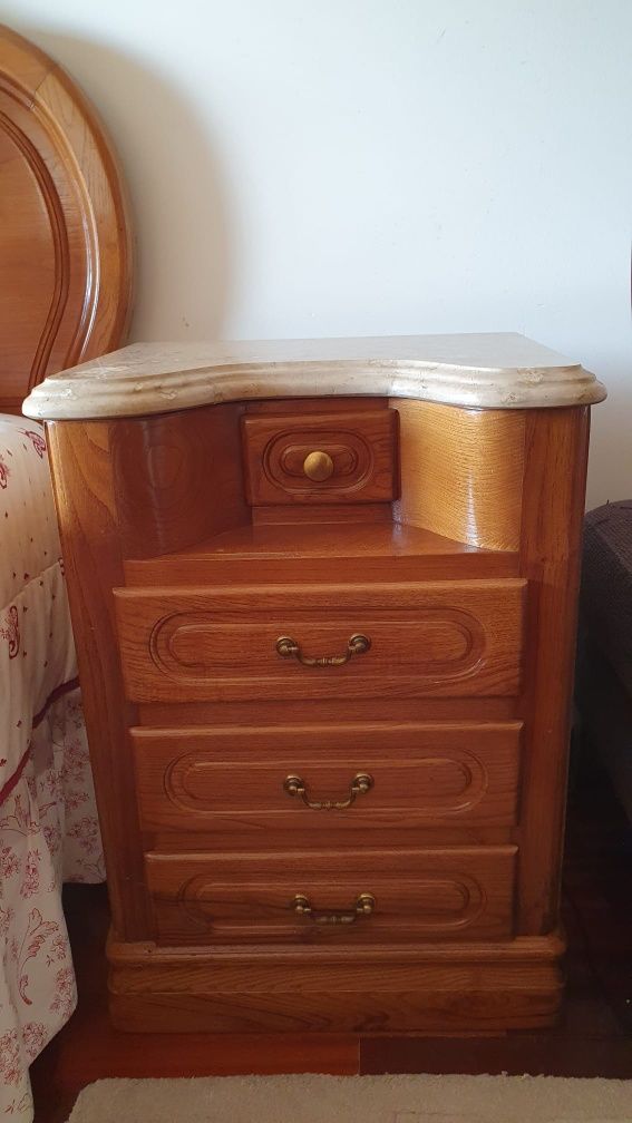 Cama de casal de madeira e bom estado