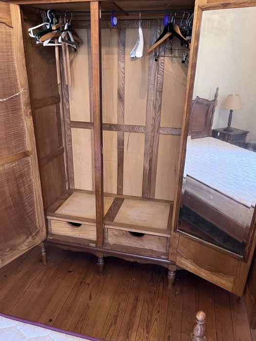 Cama com mesas de cabeceira