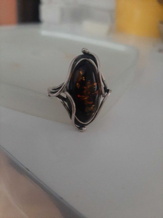 Stary srebrny pierścionek z bursztynem