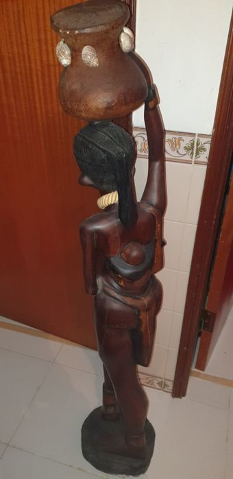 Casal de estatuas africanos em madeira pesada com 1.10 de altura cada