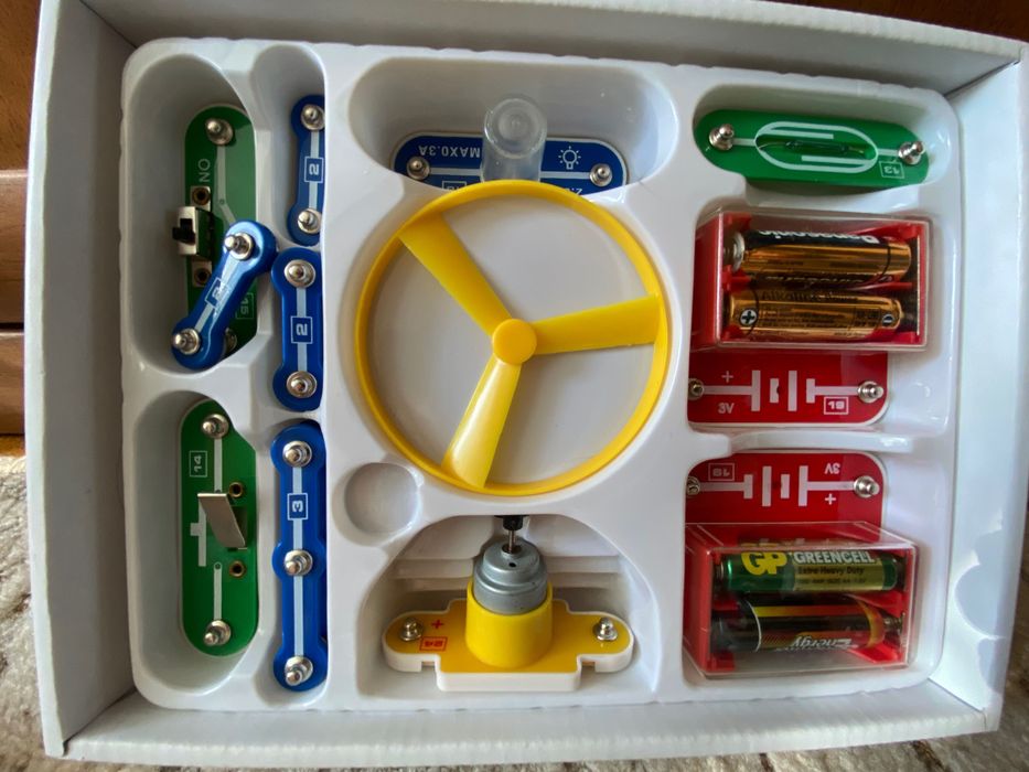 Електронний конструктор Знаток