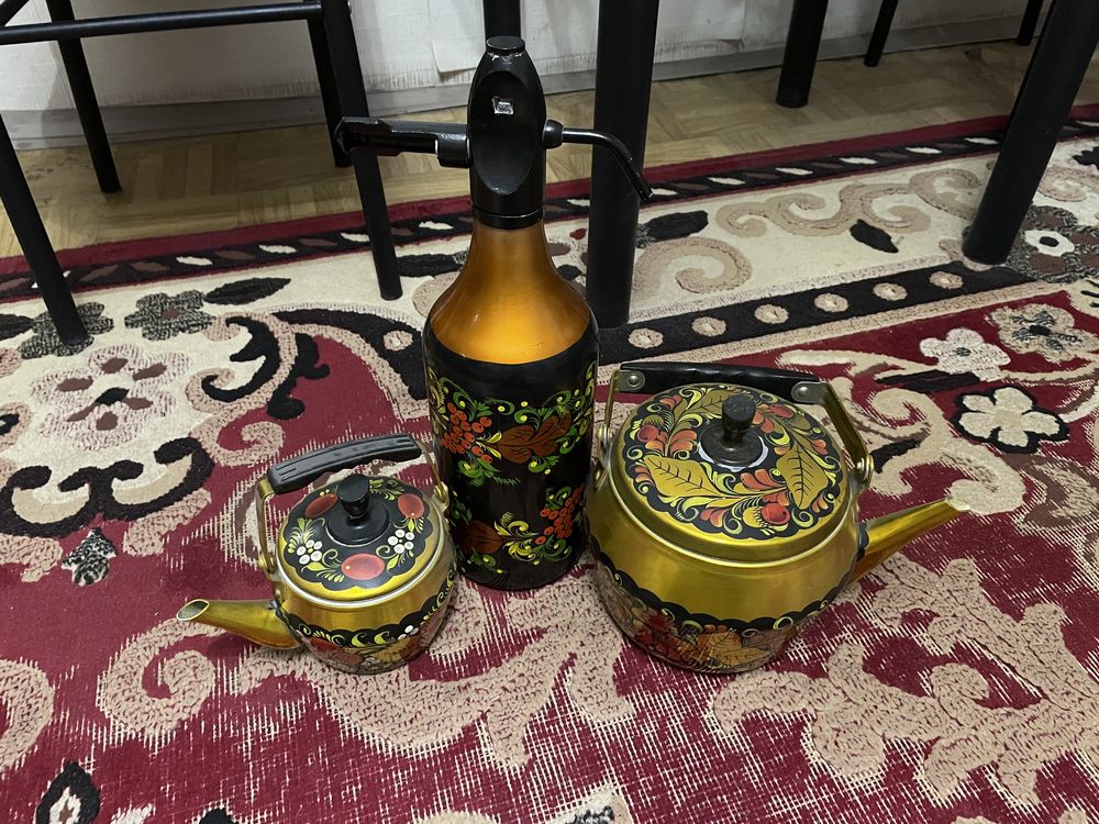 Радянський посуд наборами (сервiзами)
