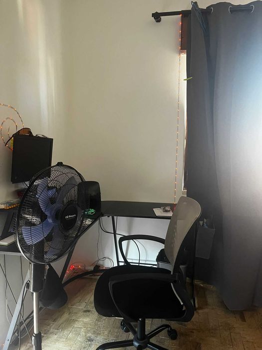 Desk em L + Cadeira + Ventilador + Cortina Blackout + 2 monitores 24"