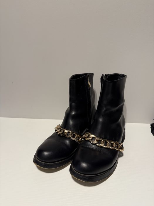Чорні чоботи з золотою цепочкою