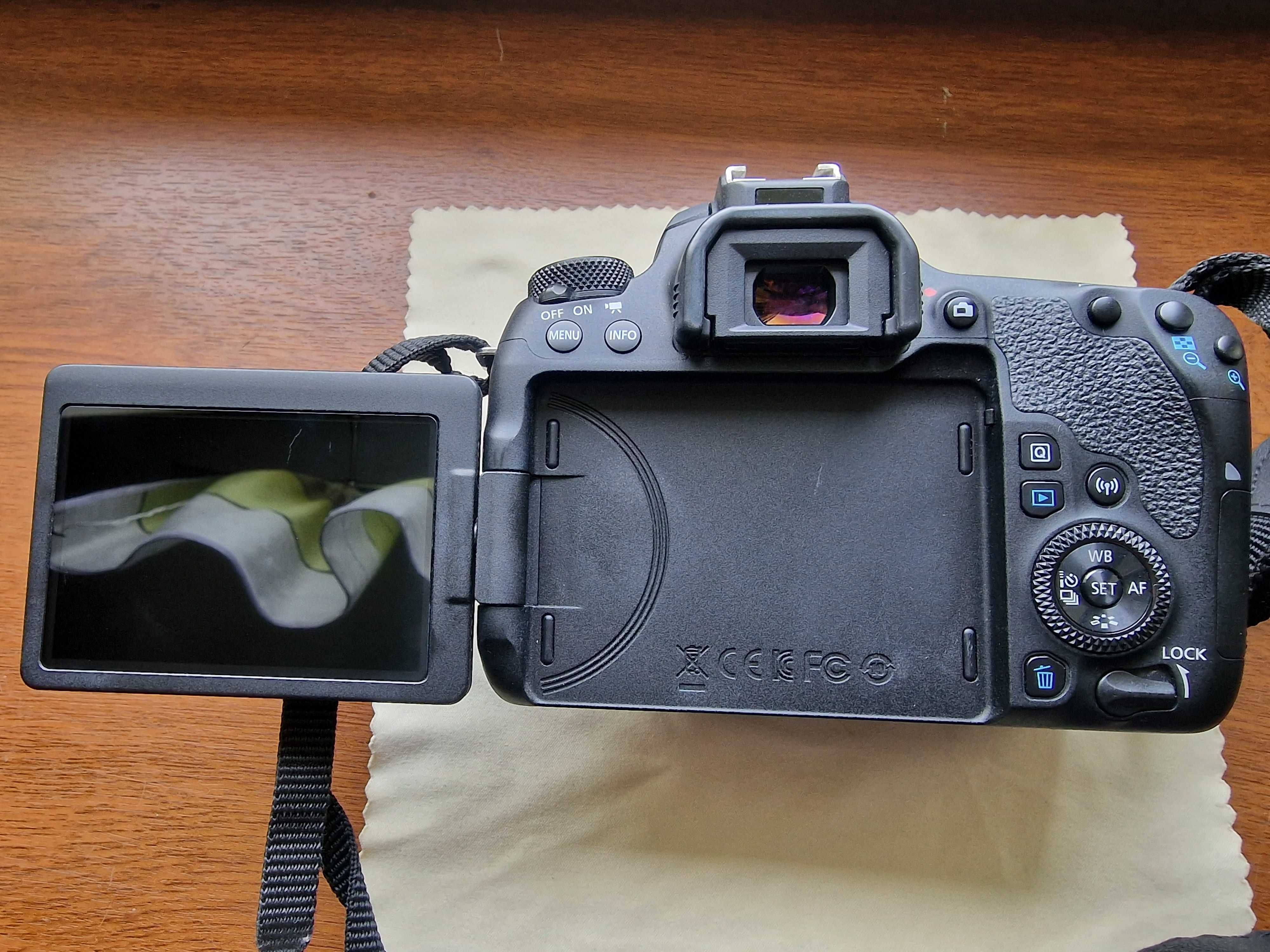 Canon 77D + obiektyw 50mm 1.8 STM + Akcesoria