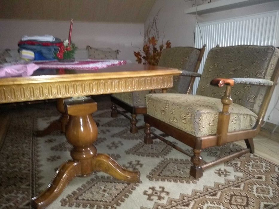 Komplet mebli z litego drewna. Profesjonalnie odnowione.