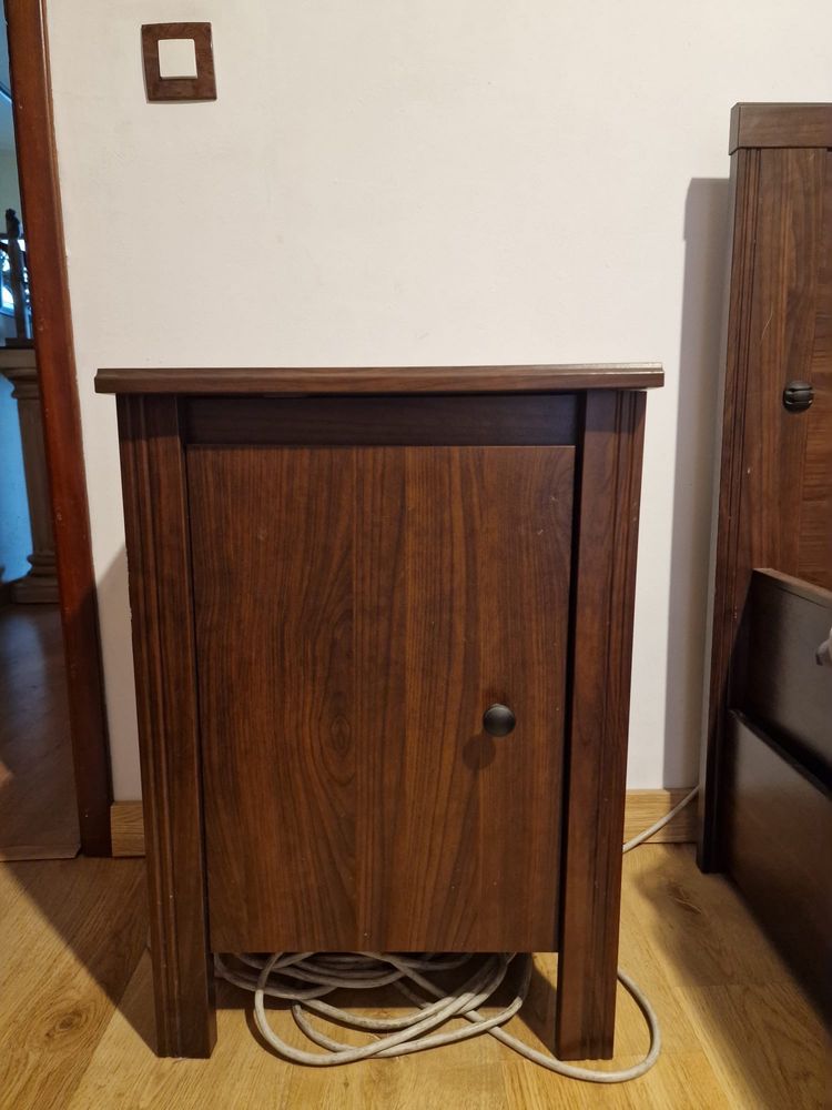 Cama + mesa de cabeceira