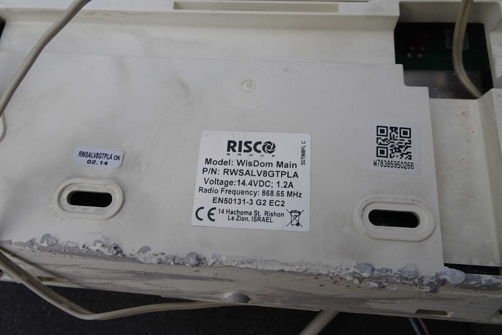 System alarmowy, 2 kam. zewn., 2 kam. kopuł., 3 czuj, 2 lampy, 1 konta