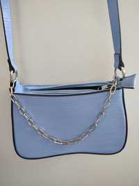 Niebieska torebka z łańcuchen