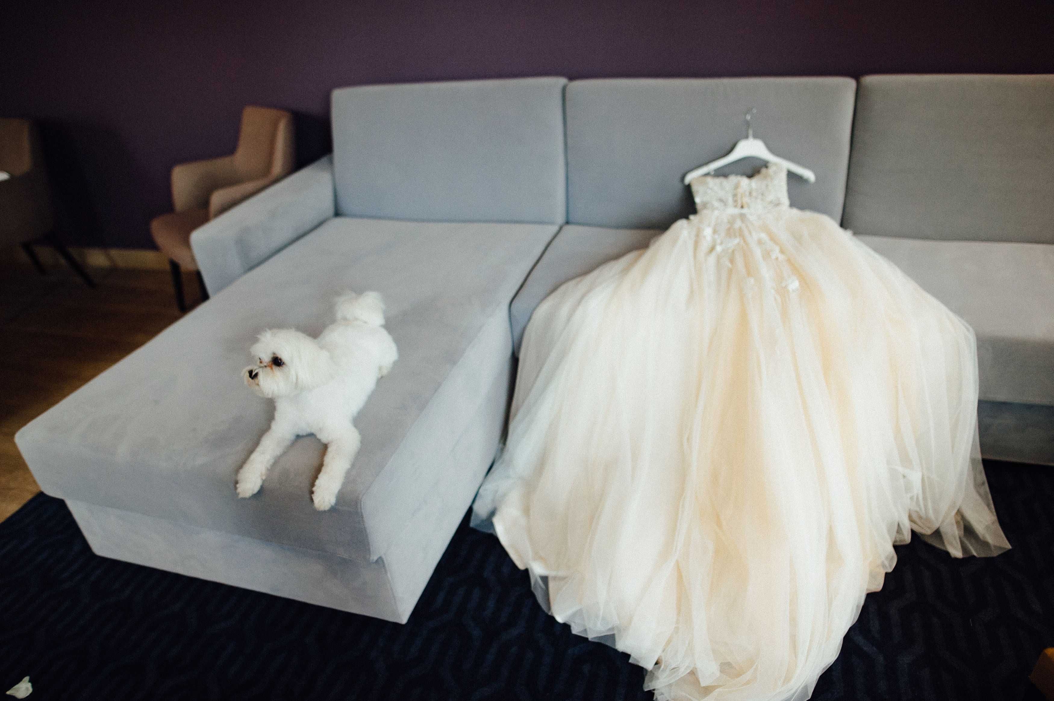 Стильна весільна сукня для мініатюрної нареченої