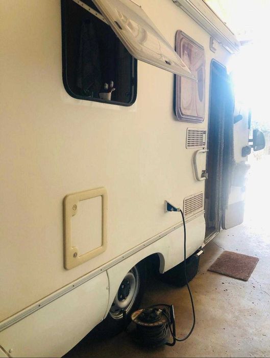 Autocaravana bem equipada para 4 pessoas