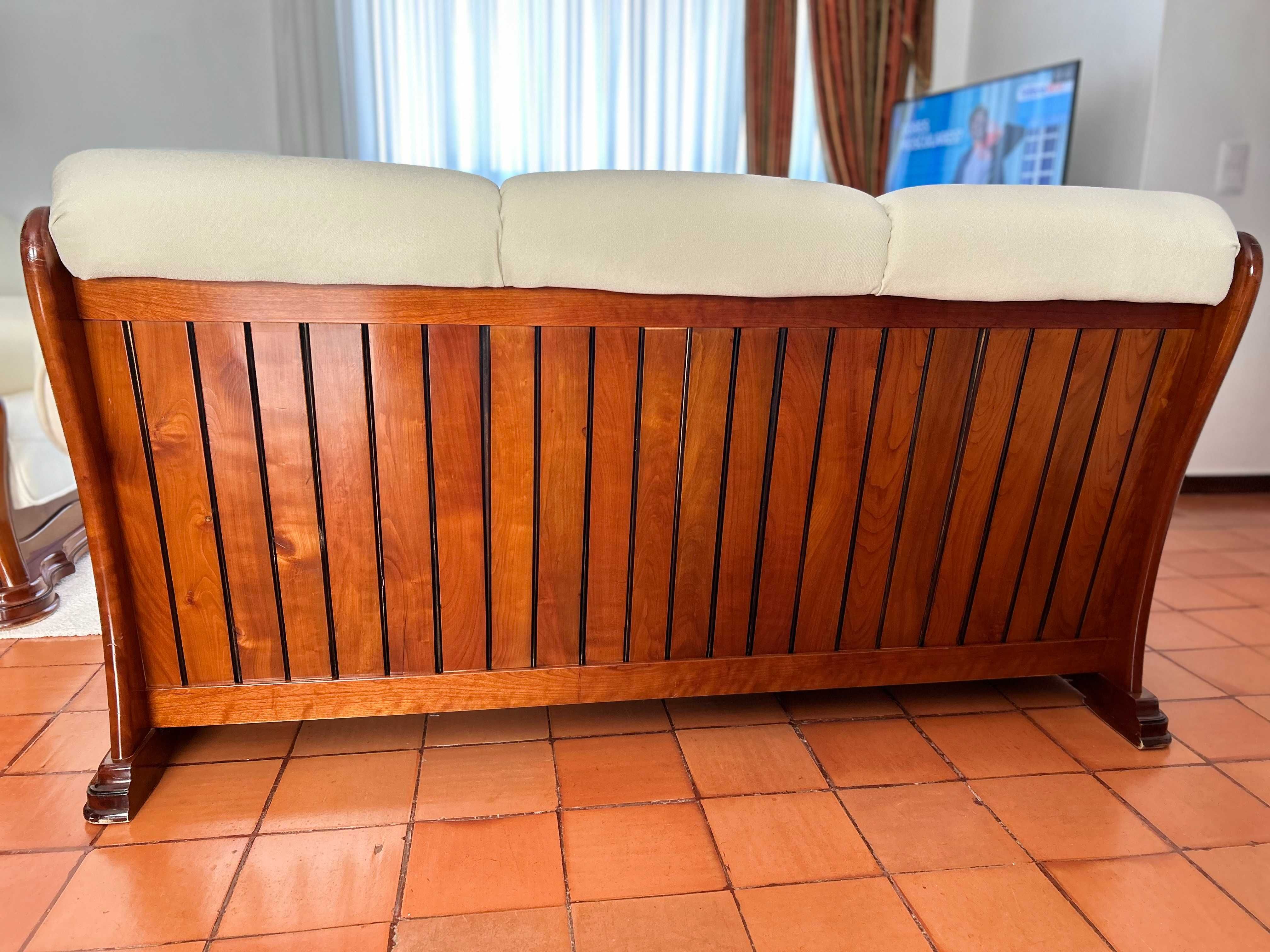 Conjunto clássico de 3 sofás e apoio de pés