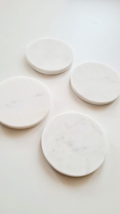 Marmurowe podkładki Westwing  białe, zestaw eleganckich podstawek