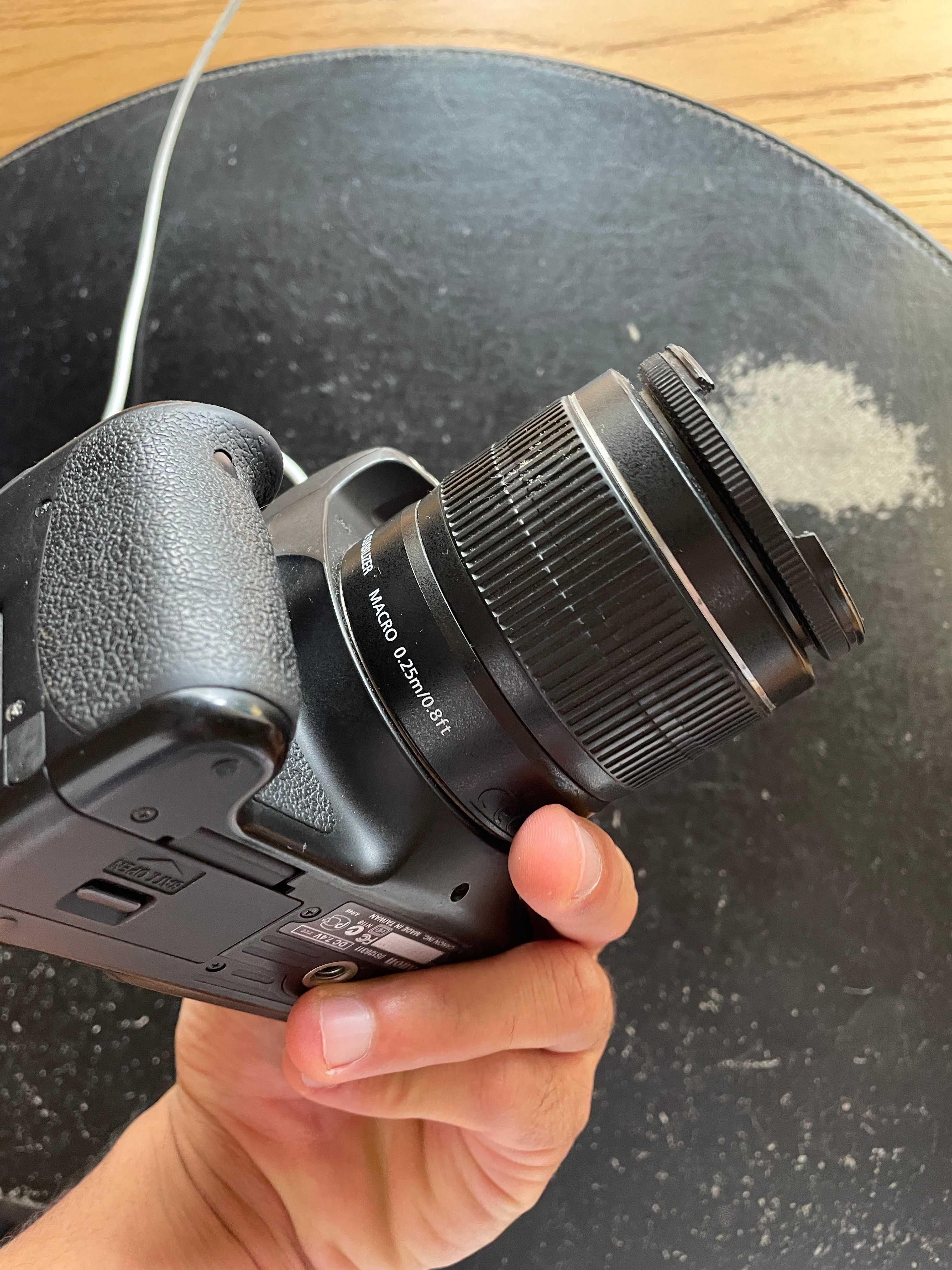 Canon EOS 600D com lente e carregador