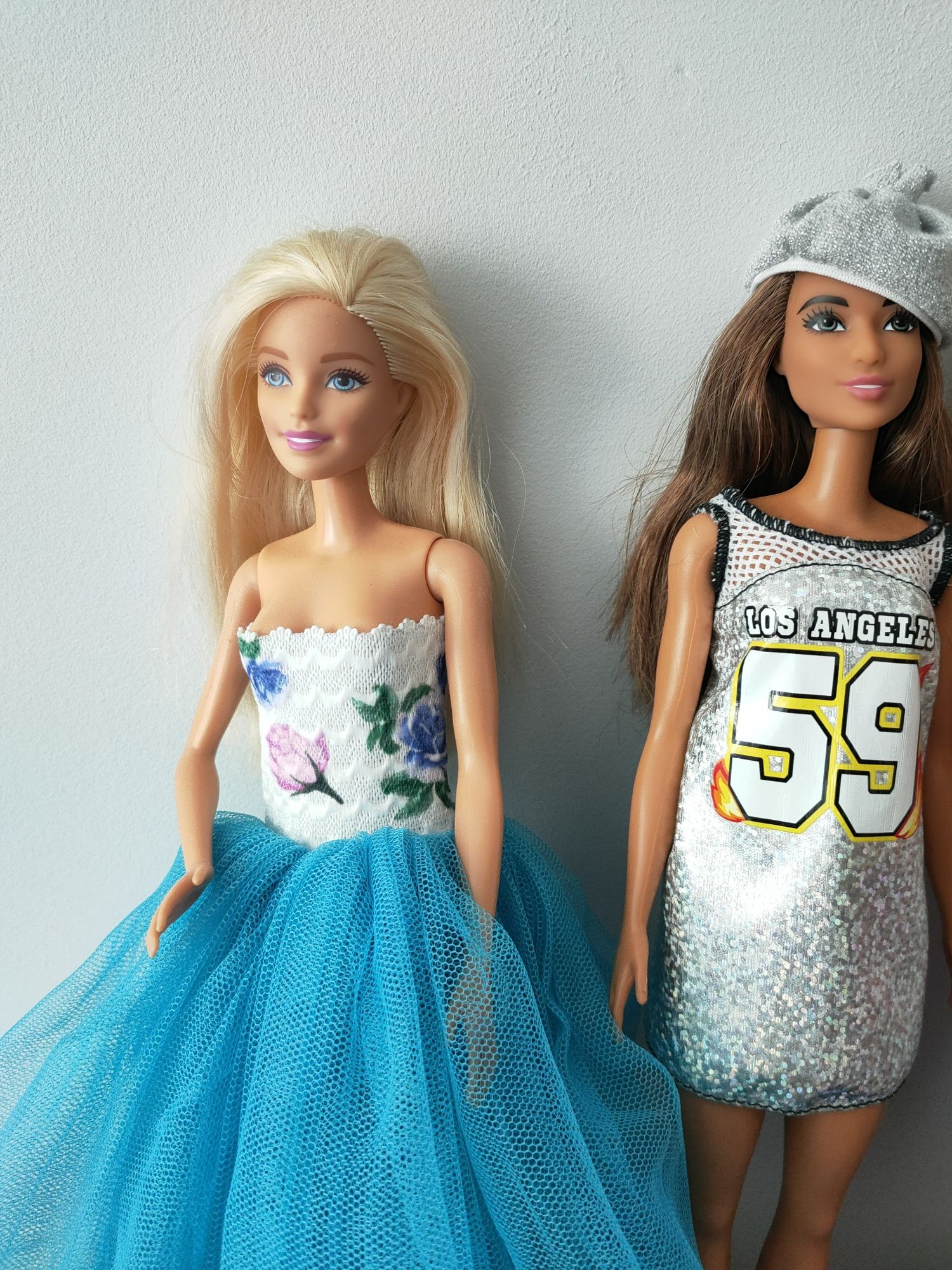 Zestaw lalek Barbie z akcesoriami.