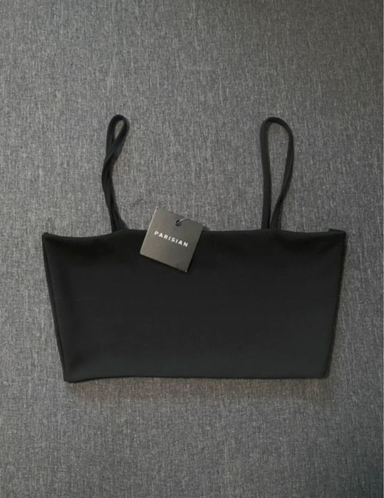 czarny crop top na ramiączka