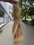 Dziewicze włosy blond wpadajcy w beż