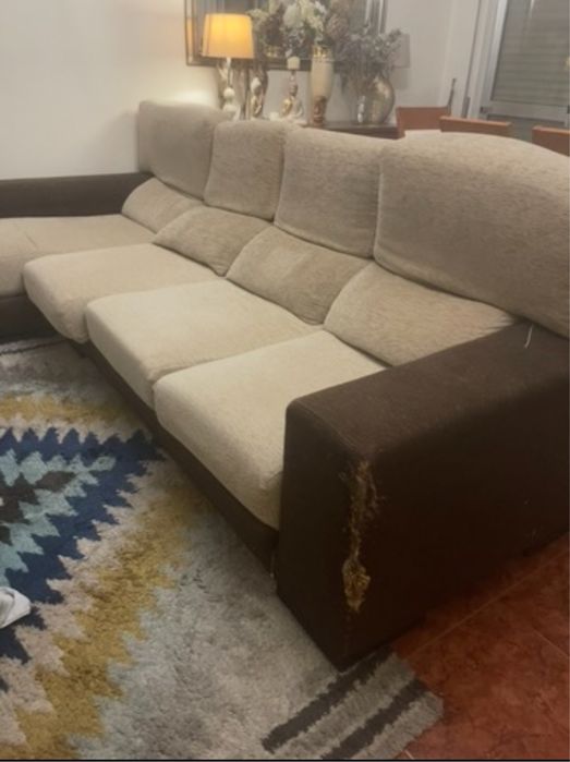 Sofa chaise longue  tem defeito feito pelo gato como mostra na  imagem