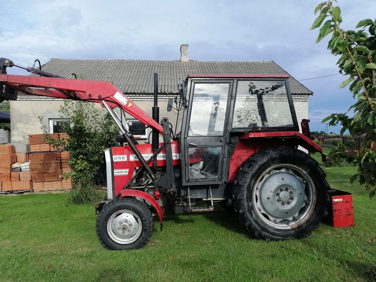 Massey Ferguson 255 z turem w oryginale łyżką widły