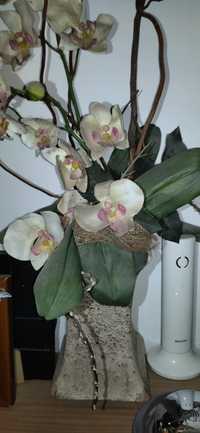 Vaso de cerâmica com orquídea artificial