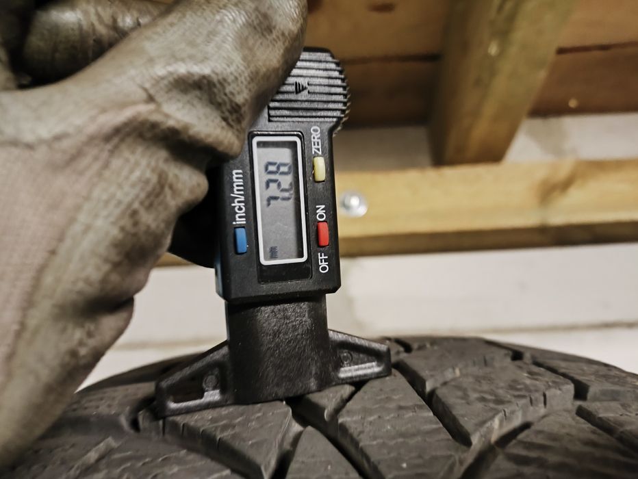 Opony zimowe Toyo 225/55 R19 Montaż Wysyłka 
Cena za sztukę posiadam 2