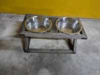 Suporte com potes de água e ração para cães grandes