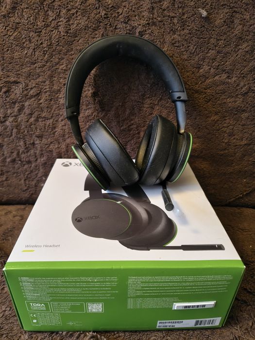 Słuchawki bezprzewodowe Xbox plus stacja ładująca pady do Xboxa
