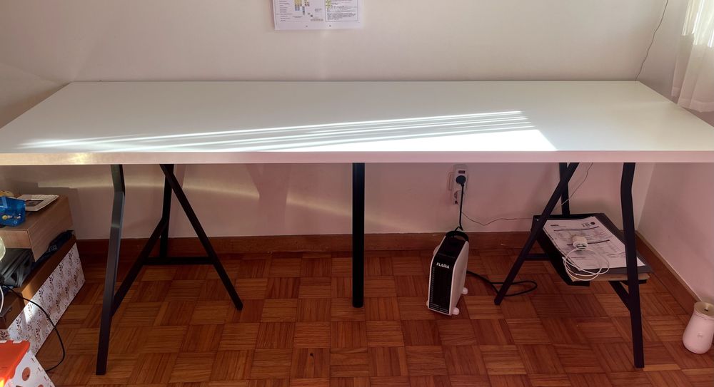 Secretária branca IKEA 200x60 c/ 2 cavaletes e perna suporte