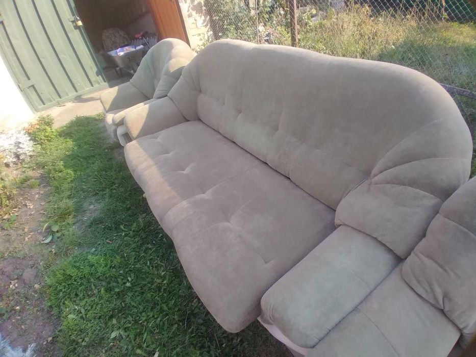 Мяка частина ,розкладний диван та два крісла.