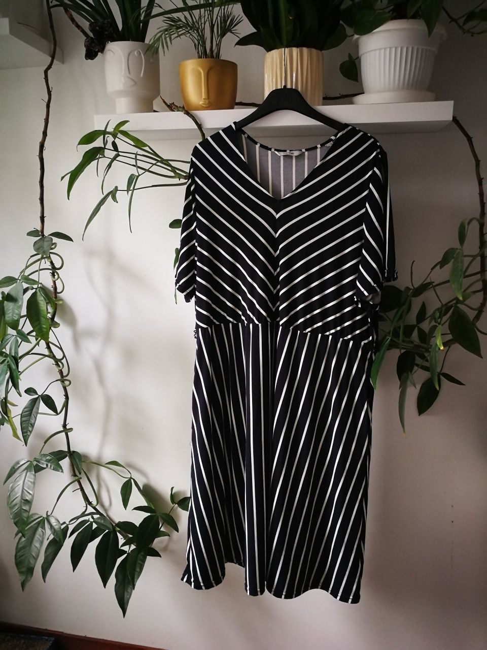 Sukienka wyszczup Plus Size Idealna na duży biust w paski tchibo