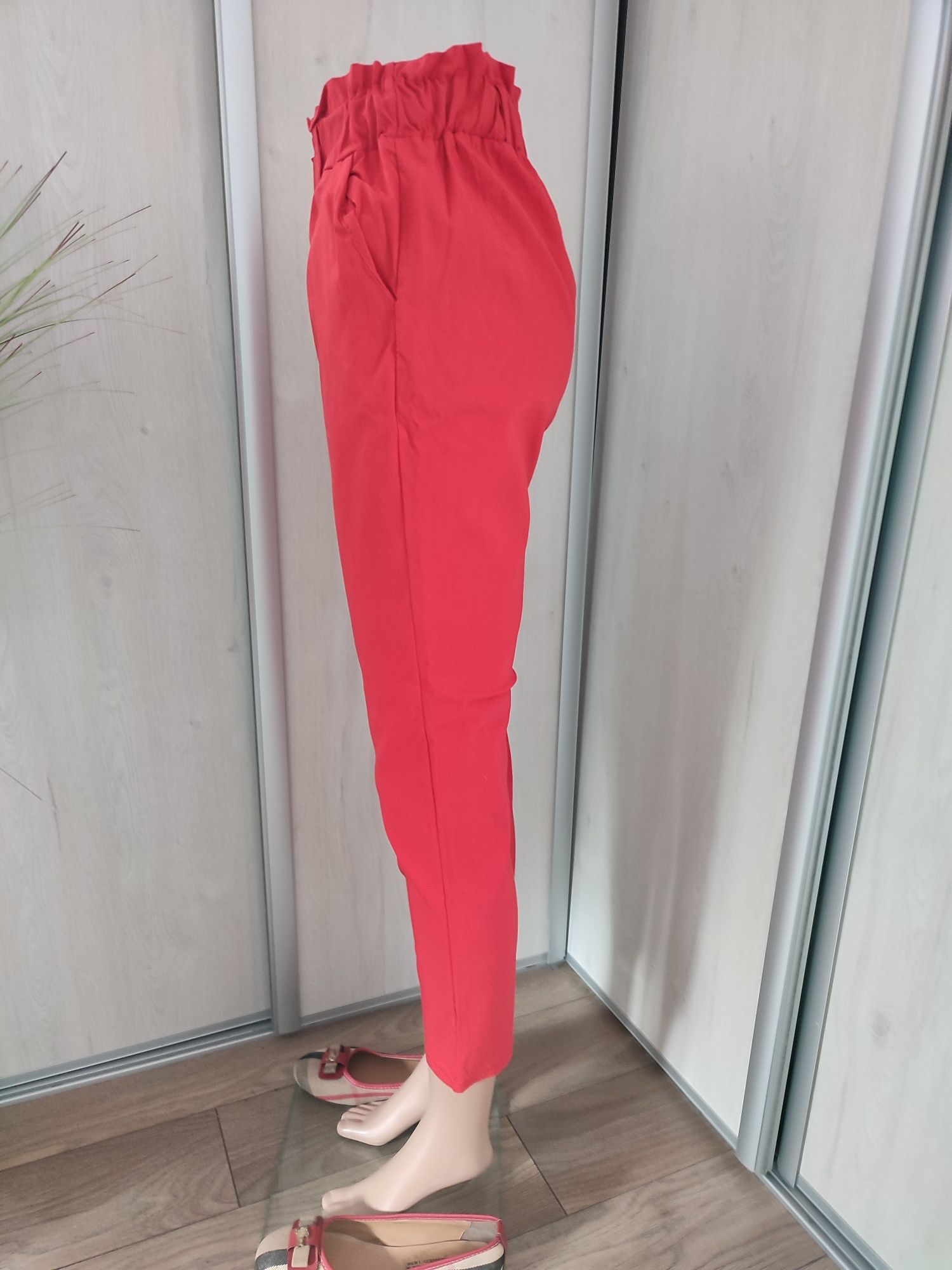 Damskie spodnie, cygaretki, czerwone , guma w pasie, nowe , Made in It
