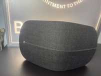 BeoPlay A-6 w czarnym kolorze wieszak ścienny
