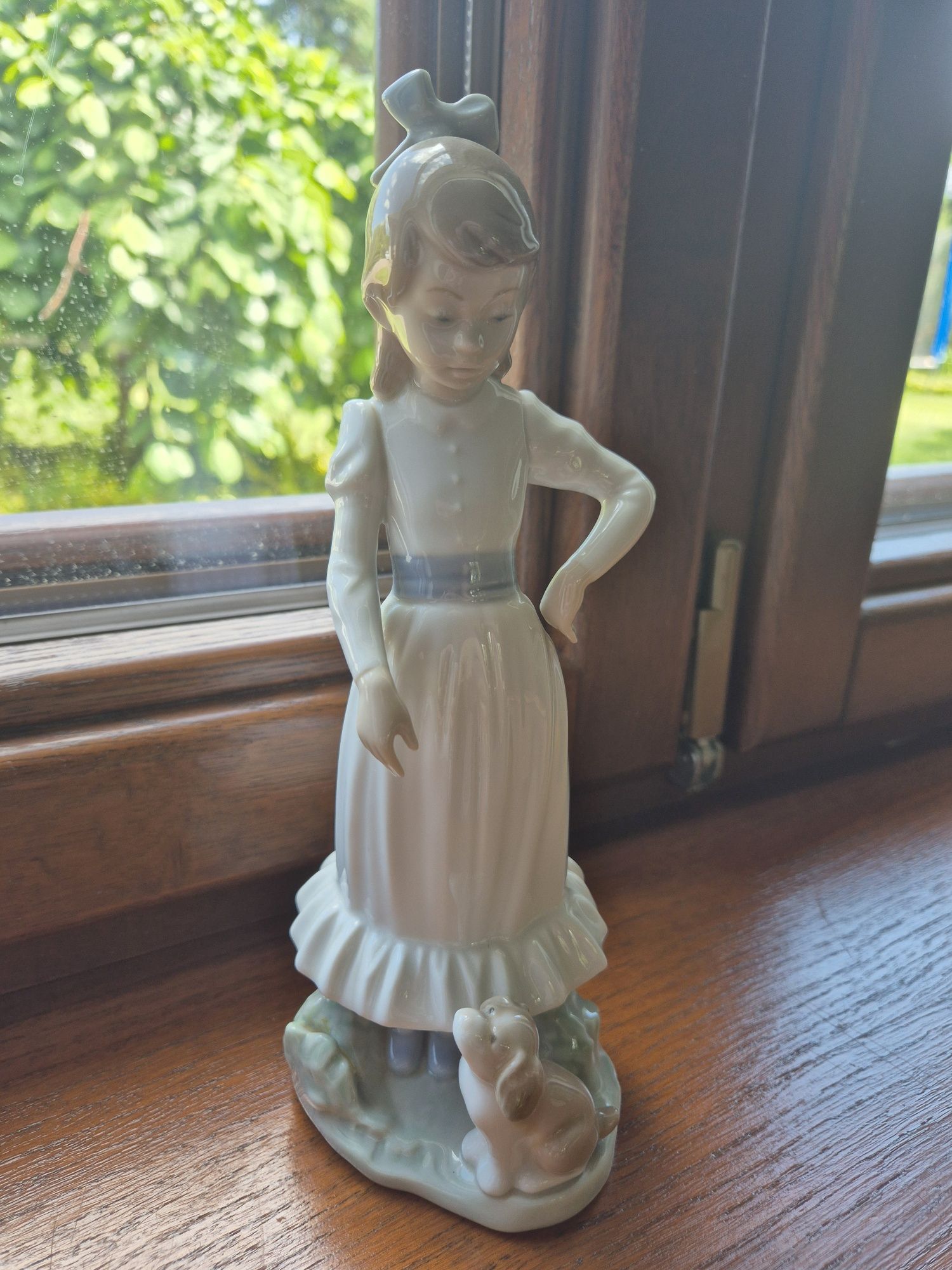 NAO Lladro Dziewczynka z pieskiem