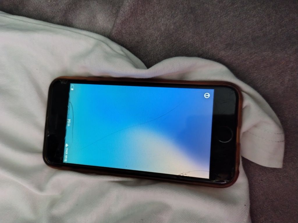 iPhone se 2020 zablokowany