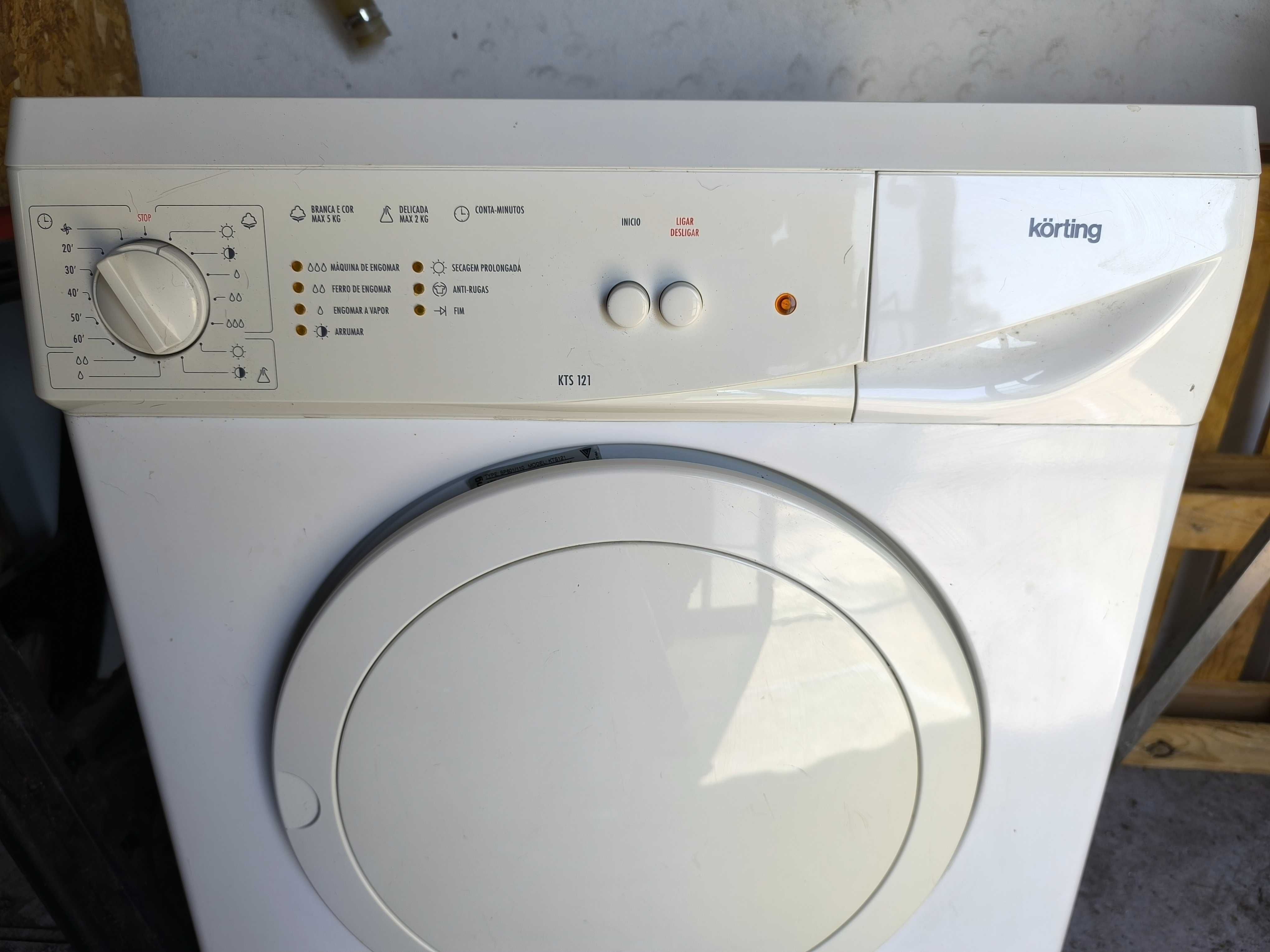 Máquina secar roupa impecável