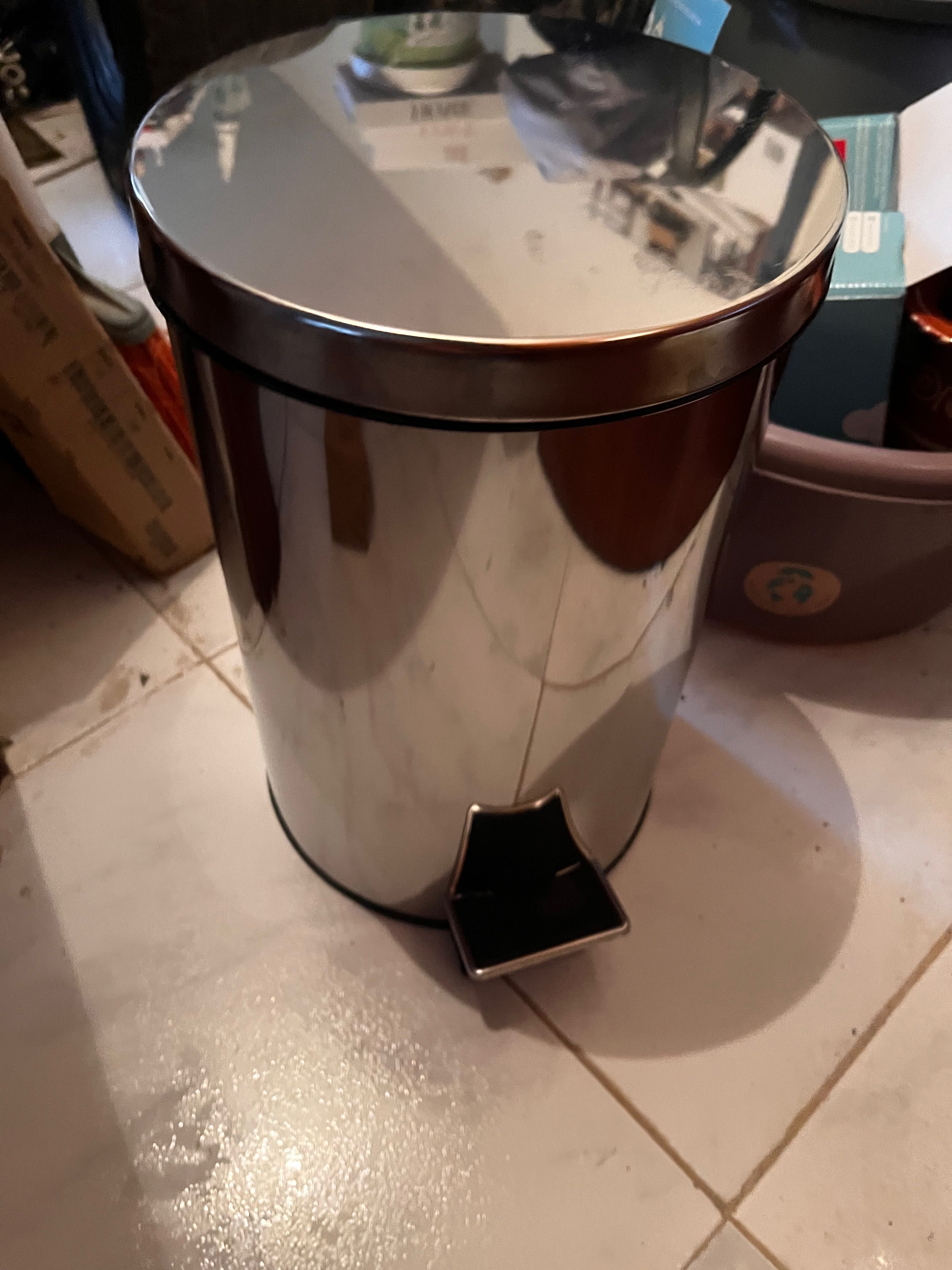 Caixote do lixo nunca utilizado