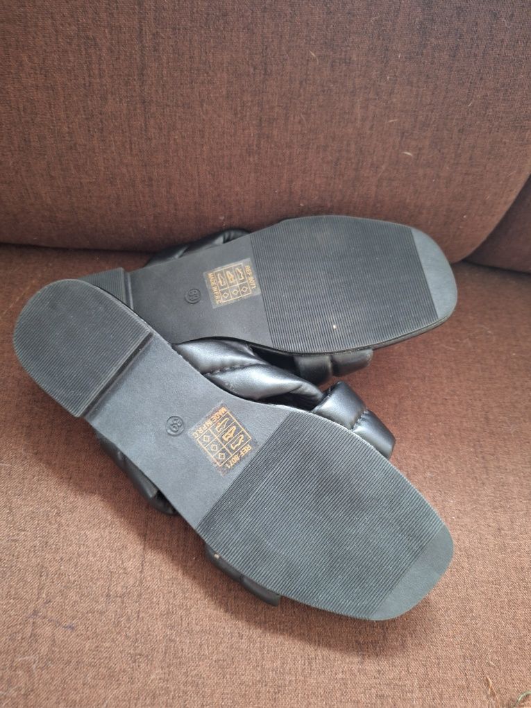 Buty damskie klapki nowe bez metki
Rozmiar 39 Jeeini