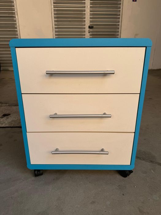 Mesa de cabeceira azul