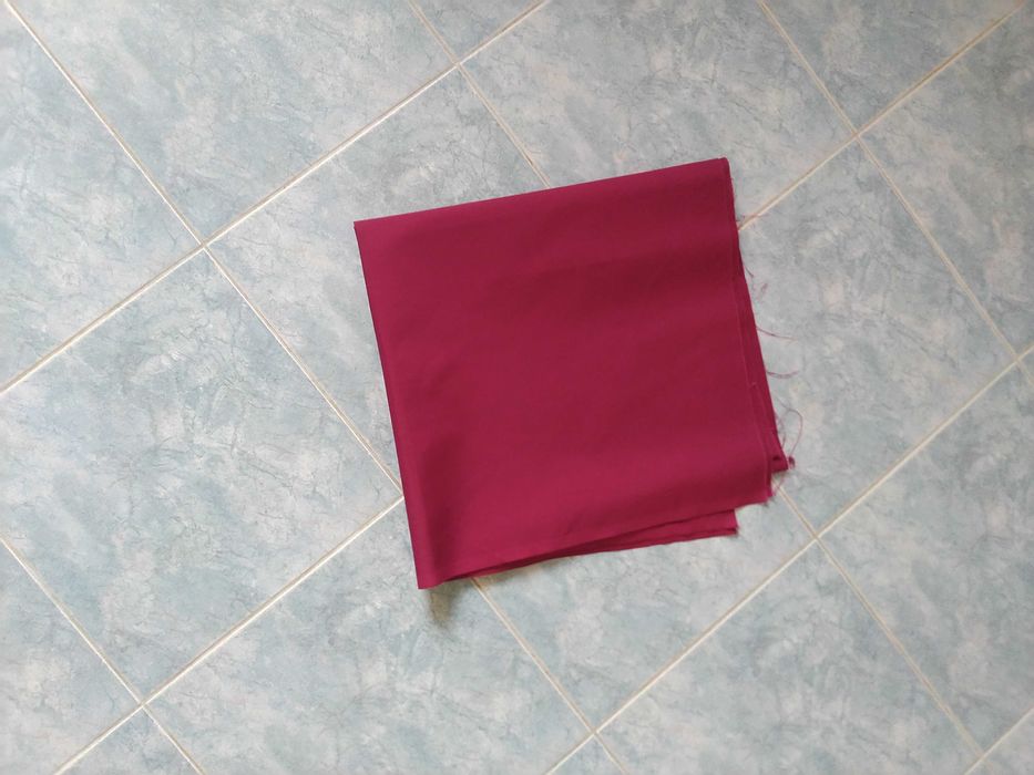 Bordowy materiał 79 x 154 cm