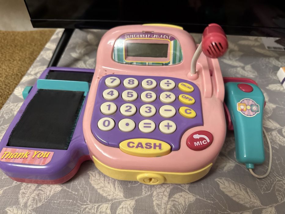 Дитяча каса і дитина в захваті + кошик з овочами та іграшк. тваринами