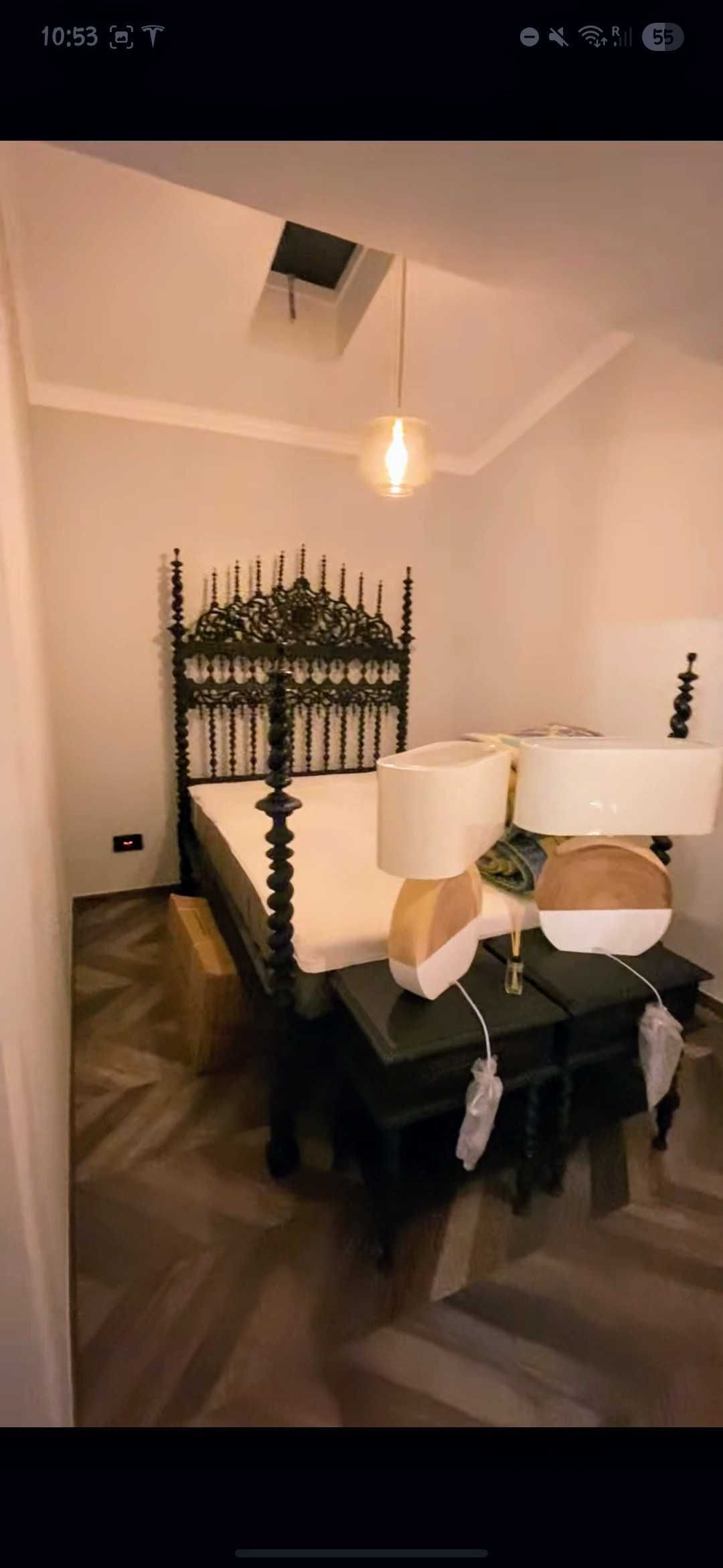 Cama antiga, colchao, estrado,mesas de cabeceira