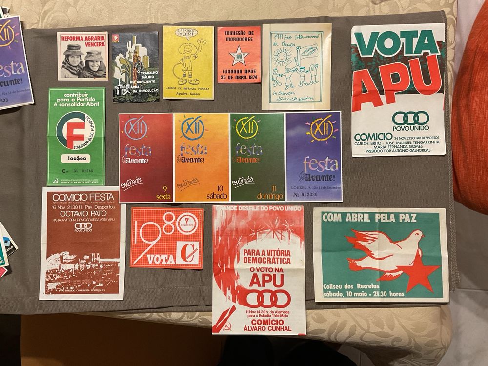 Partidos politicos, autocolantes, bilhetes, tudo antigo