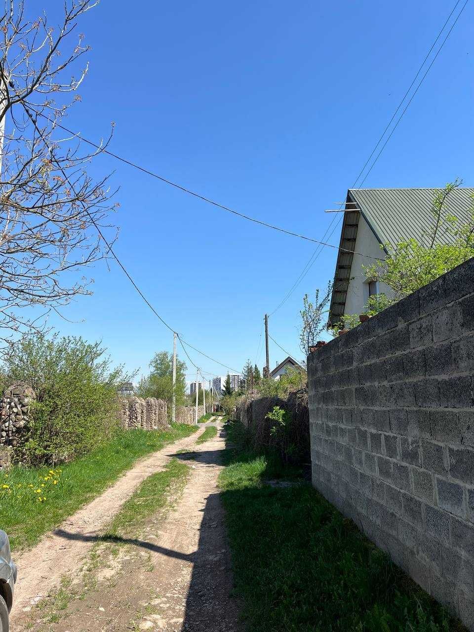 Продаю особняк з ділянкою біля міського озера