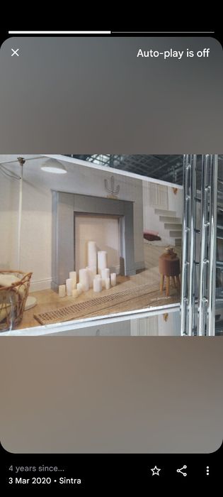 Móvel a imitar lareira.