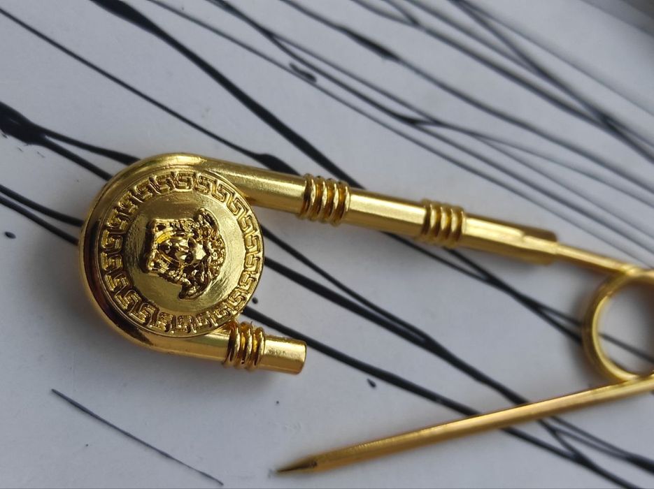 Шпильки, брошки з горгоною версаче