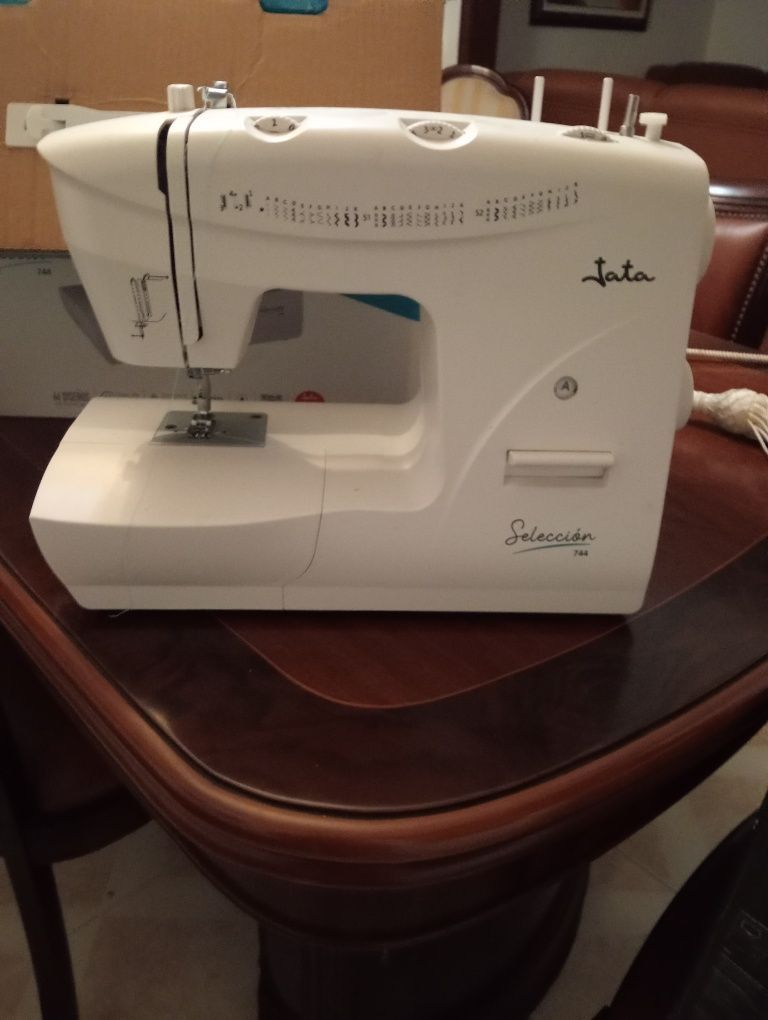 Máquina de costura elétrica marca Jata