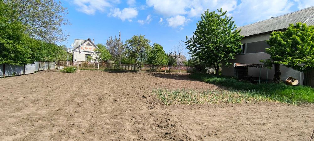 Дачний будинок з землею